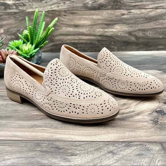 NIB Clarks Trish Calla Sand Suede Smoking Loafer Flats Perforated 8M 39 - Picture 5 of 12